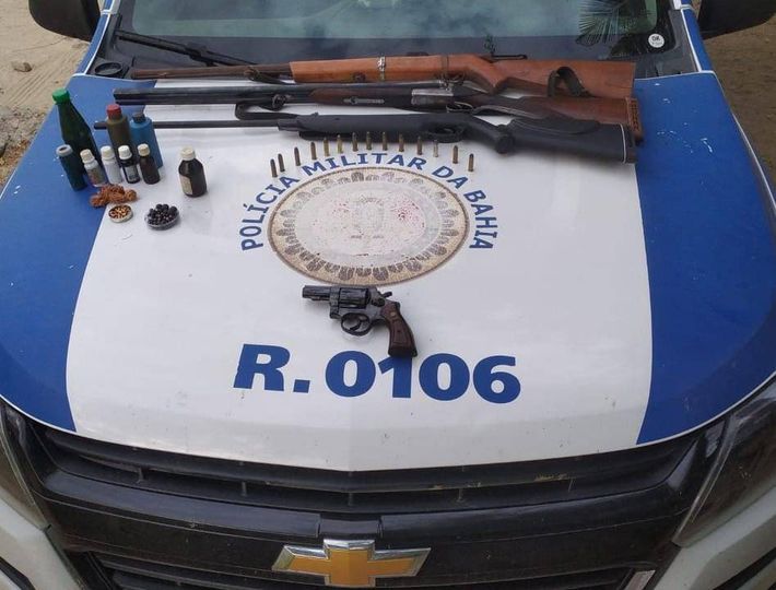 Armas apreendidas na zona rural de Carinhanha. Foto: PM