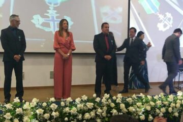 Coordenador recebendo a Medalha Cruz da Ordem. Foto: reprodução Clécio Magalhães