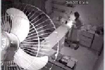 Homem furtando loja em Carinhanha. Foto: reprodução rede social