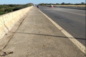 Ciclistas realizam limpeza na ponte Guimarães Rosa. Foto: reprodução Grupo Amigos da Bike