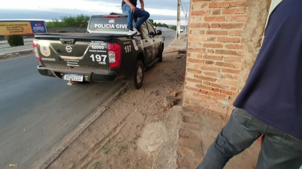 Polícia cumpre mandado de busca e apreensão contra suspeito de criar perfil “fake”. Foto: PC