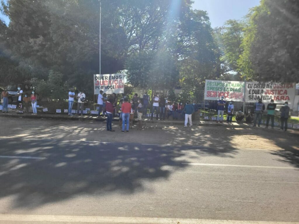 Família de menina morta por faz protesto em julgamento