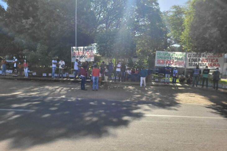 Família de menina morta por faz protesto em julgamento