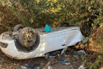 Quatro pessoas da família ficam feridas após carro tombar em Ibotirama. Foto: reprodução Gazeta 5