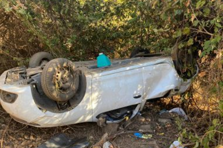 Quatro pessoas da família ficam feridas após carro tombar em Ibotirama. Foto: reprodução Gazeta 5