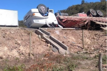 Caminhão capotou em Licínio de Almeida. Foto: Reprodução/Paulo Publicidades