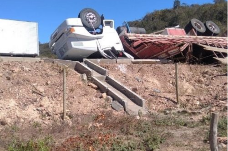 Caminhão capotou em Licínio de Almeida. Foto: Reprodução/Paulo Publicidades