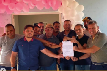 Assinatura da ordem de serviço para requalificação de UBS e pavimentação de ruas. Foto: reprodução ASCOM de Charles Fernandes