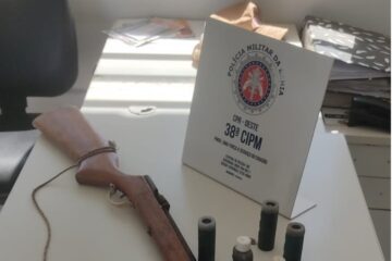 Arma apreendida. Foto: PM