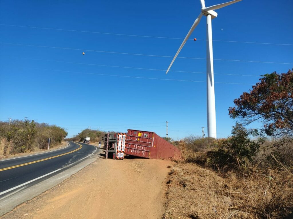 Motorista tomba carreta para evitar colisão na BR-030. Foto: Smtran