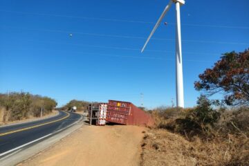 Motorista tomba carreta para evitar colisão na BR-030. Foto: Smtran