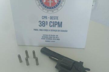 Simulacro apreendido dentro de escola. Foto: PM