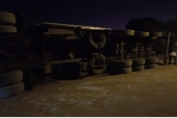 Caminhão carregado com carvão tomba em Carinhanha. Foto: reprodução leitor