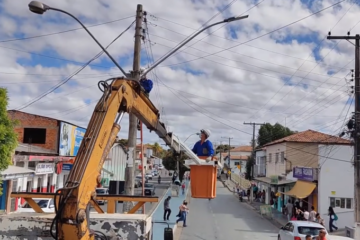 Prefeitura inicia troca de lâmpadas. Foto: reprodução Assessoria de Comunicação -Prefeitura de Carinhanha