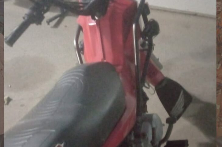 Adolescente é apreendido com moto com restringirão de furto e roubo. Foto: Polícia Militar