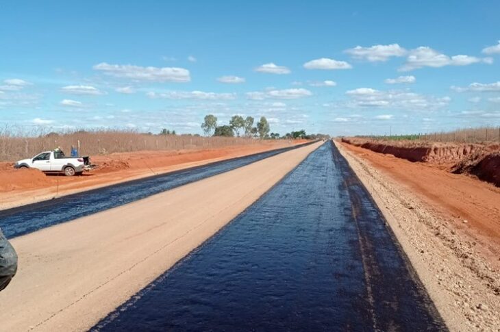 BA-160 recebe primeira camada de piche em Iuiu. Foto: ASCOM - Prefeitura de Iuiu