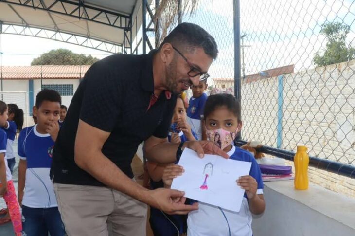 Reinalldo Góes visita escola de tempo integral. Foto: divulgação