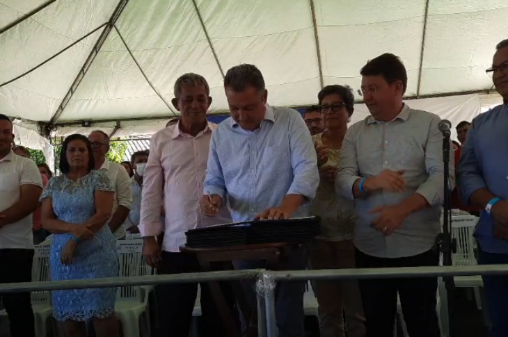 Rui Costa assina ordens de serviço em Feira da Mata. Foto: reprodução