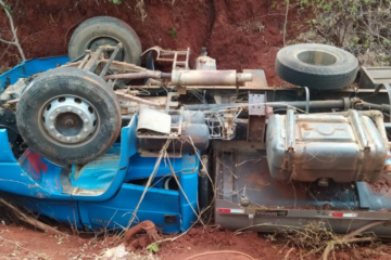 Caminhão-pipa tomba na BR-122 . Foto: reprodução Alô Pilões