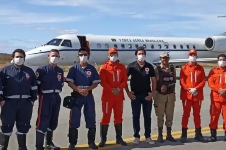 Profissionais no aeroporto de Guanambi. Foto: reprodução
