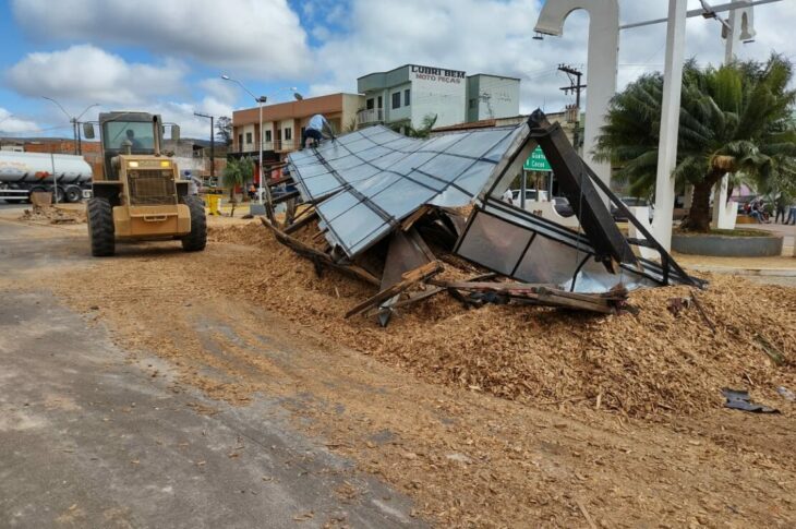 Caminhão carregado com serragem tomba em Caetité. Foto: Polícia Militar (PM)
