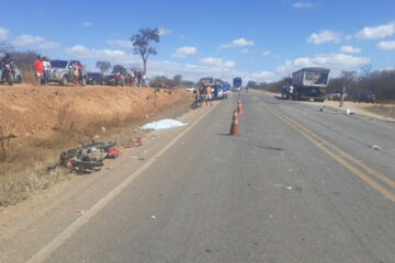 Motociclista morre após colidir com carreta na BA-142. Foto: reprodução de leitor do Folha do Vale