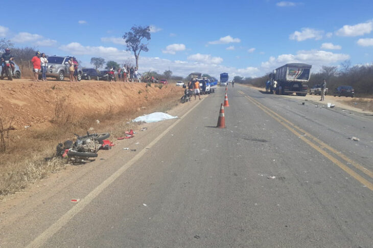 Motociclista morre após colidir com carreta na BA-142. Foto: reprodução de leitor do Folha do Vale
