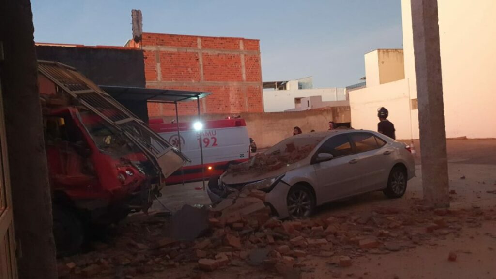Caminhão desgovernado atinge 7 carros em Guanambi. Foto: SMTran