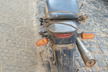 Motocicleta com procedência duvidosa é apreendida. Foto: Polícia Militar.