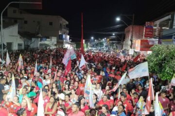 Jerônimo realiza comício em Carinhanha