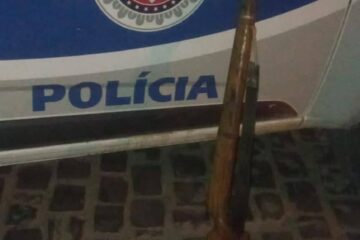 Espingarda apreendida na casa do agressor. Foto: Polícia Militar