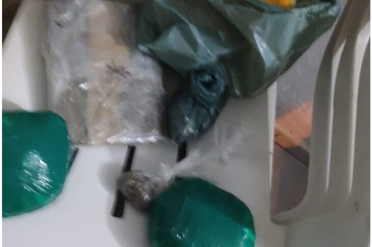 Dupla é presa com grande quantidade de drogas em Guanambi. Foto: Polícia Militar