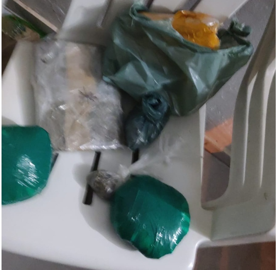 Dupla é presa com grande quantidade de drogas em Guanambi. Foto: Polícia Militar