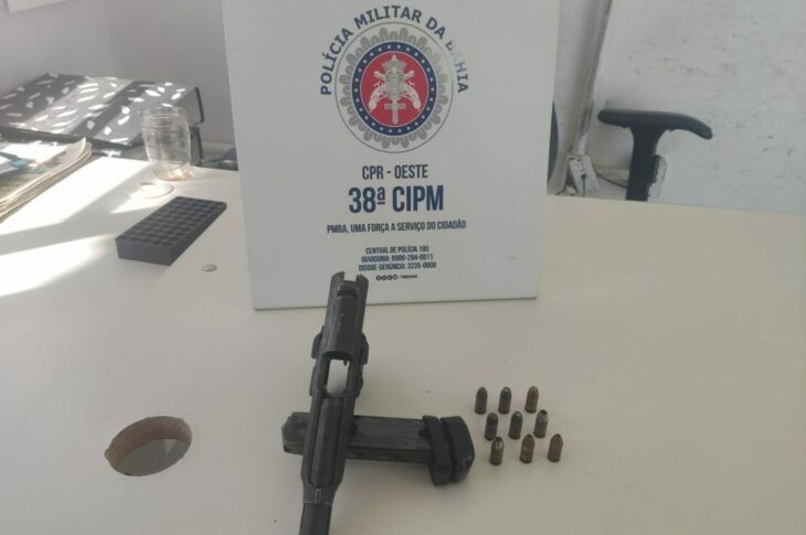 Pistola apreendida. Foto: Polícia Militar