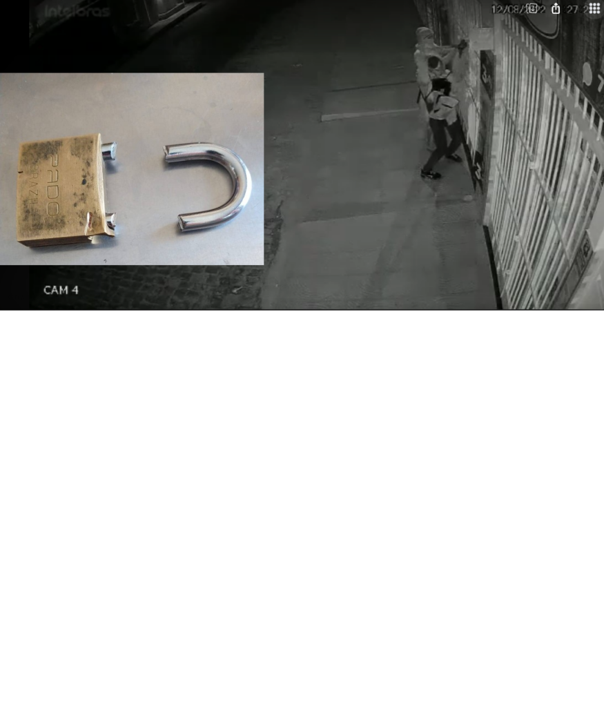Imagem mostra criminosos tentando arrombar comércio. Imagem reprodução