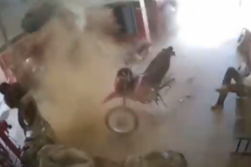 Homem é arremessado após explosão. Foto: reprodução