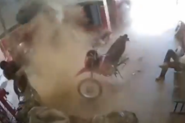 Homem é arremessado após explosão. Foto: reprodução