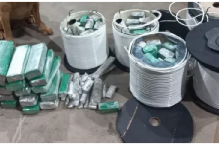 Mulher presa com drogas. Foto: reprodução Polícia Militar do Mato Grosso.