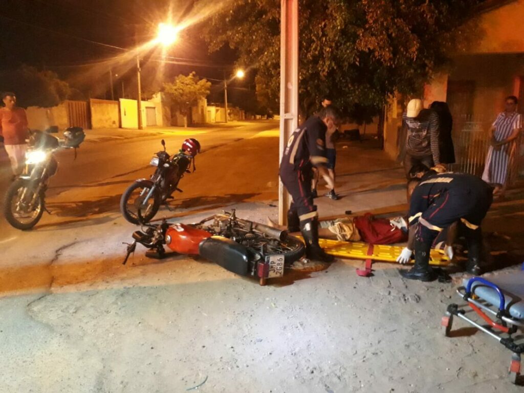 Motociclista colide violentamente contra poste. Foto: SMTran