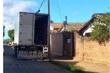 Caminhão colide com carro de passeio. Foto: SMTran