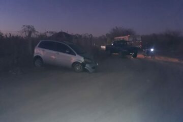 Colisão envolvendo caminhonete e carro de passeio. Foto: SMTran