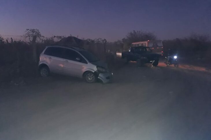 Colisão envolvendo caminhonete e carro de passeio. Foto: SMTran