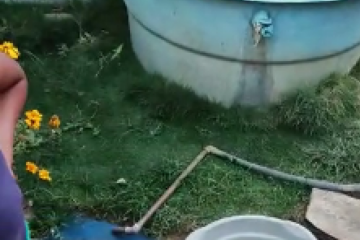 Moradores precisaram cavar buraco para conseguir água