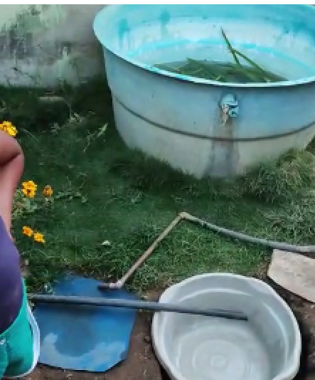 Moradores precisaram cavar buraco para conseguir água