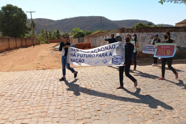 Feira da Mata: professores vão às ruas. Foto: enviada por leitor