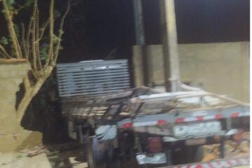 Caminhão bate em murro. Foto: Polícia Militar