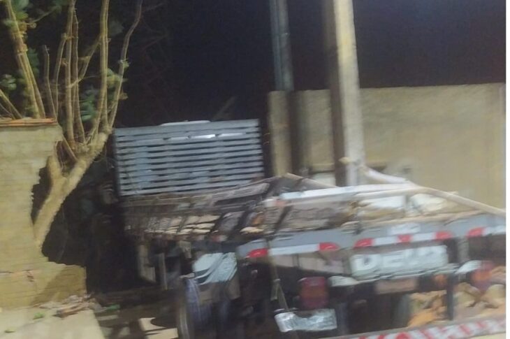 Caminhão bate em murro. Foto: Polícia Militar
