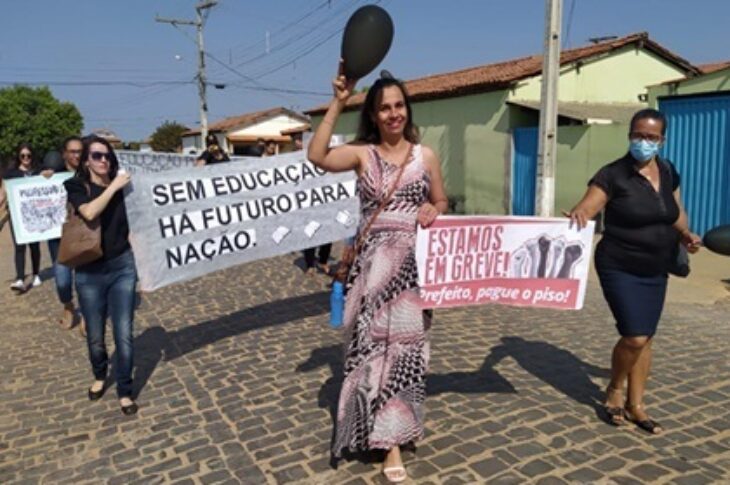 Professores nas ruas. Foto: reprodução SINDSFEM