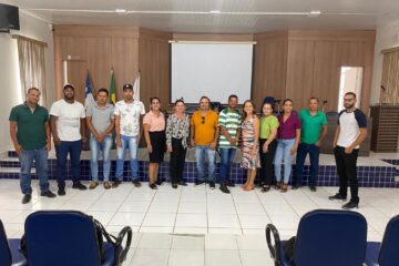 A Secretária Municipal de Educação de Malhada, Míria Maristela da Cruz Lima de Souza, estivera na quarta-feira (5), Câmara de Vereadores,com a equipe técnica para apresentar Plano de Ações Articuladas - PAR 4. Maristela apresentou aos vereadores o PAR 4 ,importante plano para o diagnóstico e planejamento das Políticas Públicas em Educação , disponibilizado aos municípios, estados e Distrito Federal. O PAR oferece assistência técnica e financeira aos entes federados. Além de apresentar o PAR 4, os parlamentares conheceram a atual situação das obras do PAR 3. Os vereadores se mostraram satisfeitos com o resultado dessa importante reunião entre os poderes : Executivo e Legislativo. Plano de Ações Articuladas (PAR) O Plano de Desenvolvimento da Educação (PDE), apresentado pelo Ministério da Educação em abril de 2007, colocou à disposição dos estados, dos municípios e do Distrito Federal, instrumentos eficazes de avaliação e implementação de políticas de melhoria da qualidade da educação, sobretudo da educação básica pública. O Plano de Metas Compromisso Todos pela Educação, um programa estratégico do PDE, instituído pelo Decreto nº 6.094, de 24 de abril de 2007, inaugurou um novo regime de colaboração, conciliando a atuação dos entes federados sem lhes ferir a autonomia, envolvendo primordialmente a decisão política, a ação técnica e atendimento da demanda educacional, visando à melhoria dos indicadores educacionais