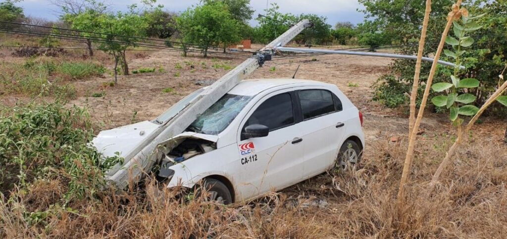 Carro bate em poste. Foto: enviada por leitor
